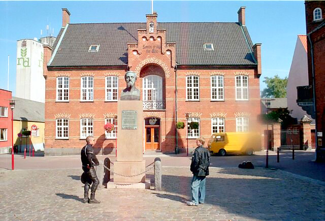 Vor dem Rathaus von Nyköping